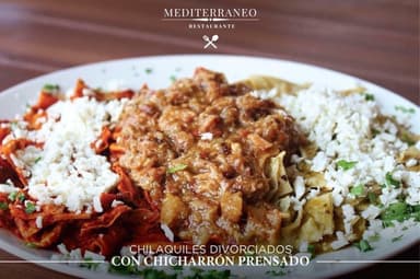 Chilaquiles Divorciados con Chicharrón