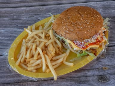 Hamburguesa de Res con Papas