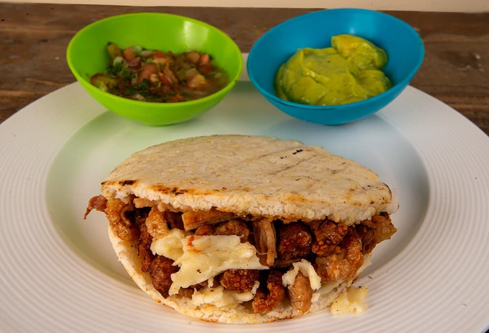 Combo-Arepa PorkCrunch + Acompañamiento + Gaseosa