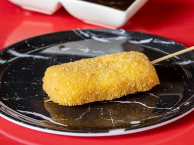Brocheta Empanizada de Camarón con Queso Crema