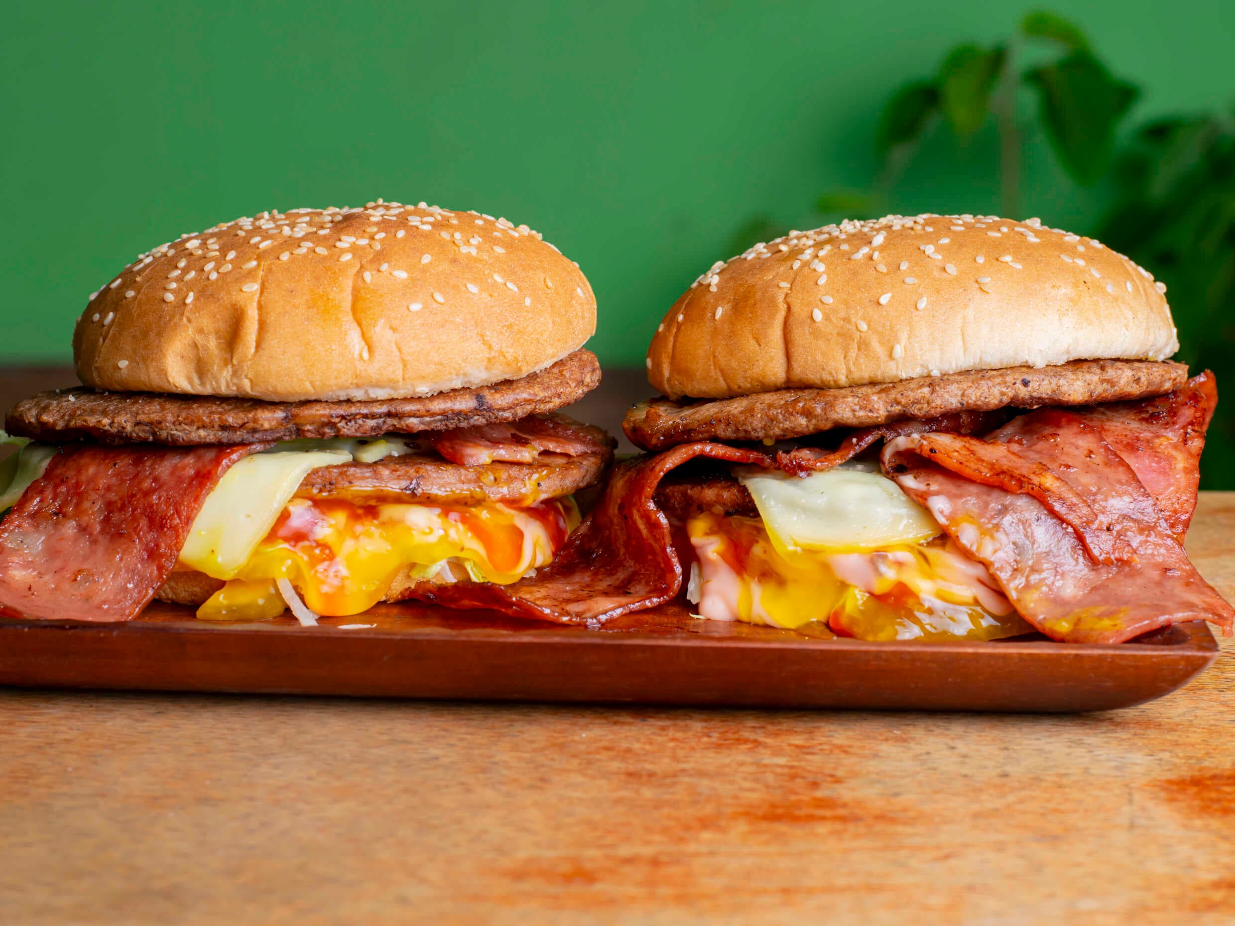 Dos Hamburguesas Doble Carne y Tocineta