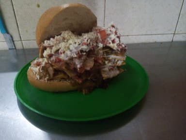 Torta de Chilaquiles con Guisado a Elegir