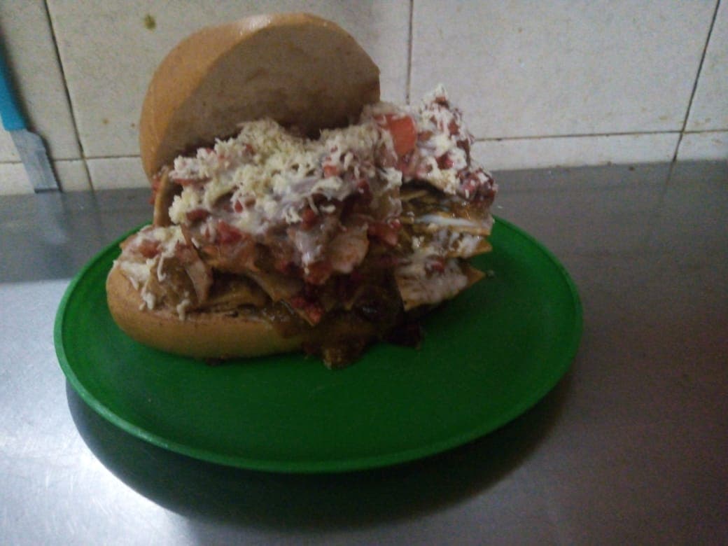 Torta de Chilaquiles con Guisado a Elegir