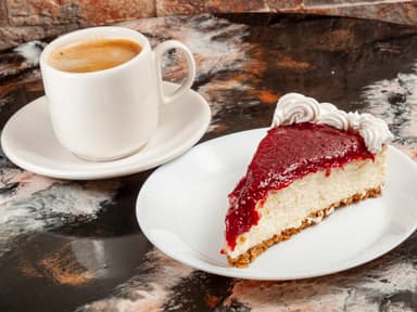 Café Americano y Pastel