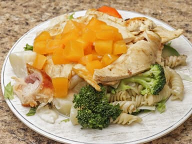Ensalada de Pechuga Rellena con Duraznos Chica