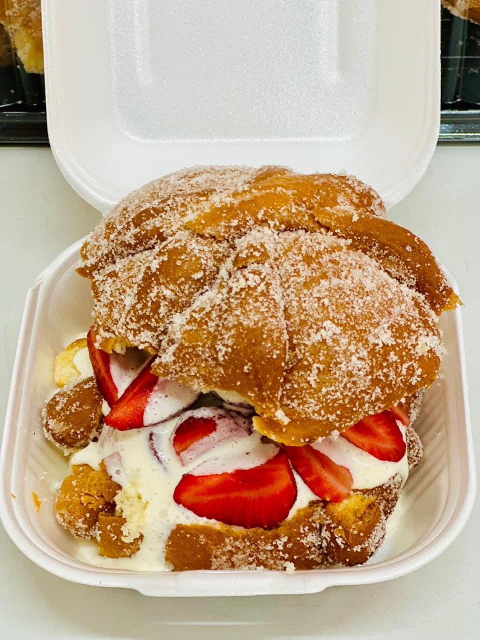 Concha Rellena de Fresas con Crema