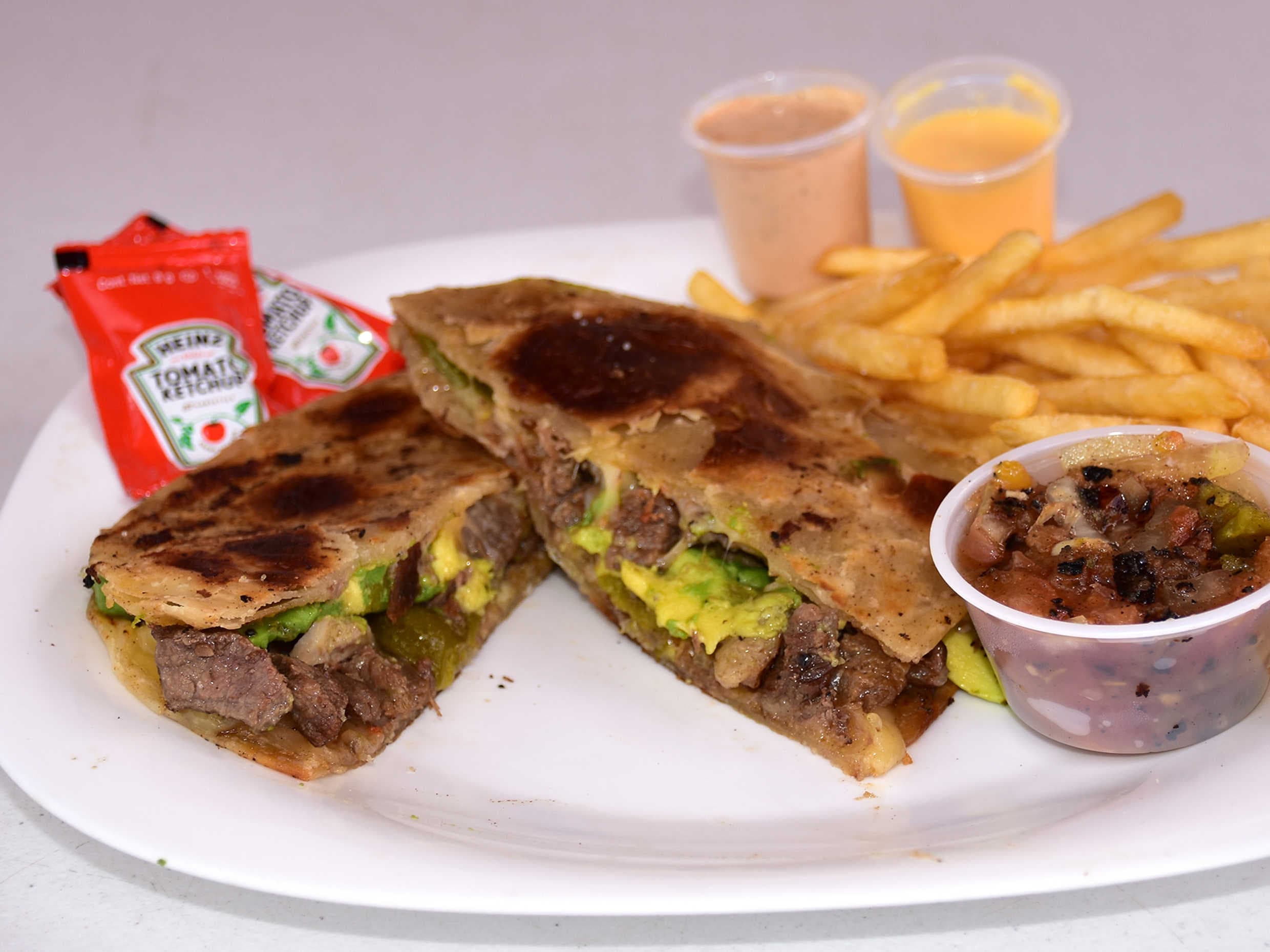 Quesadilla con Carne Asada*
