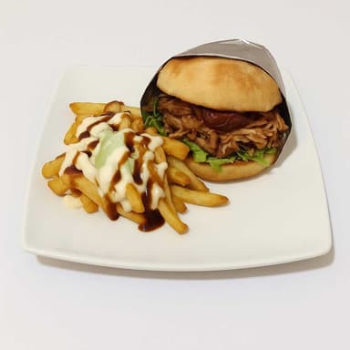 Hamburguesa de Pollo Desmechado Incluye Papas