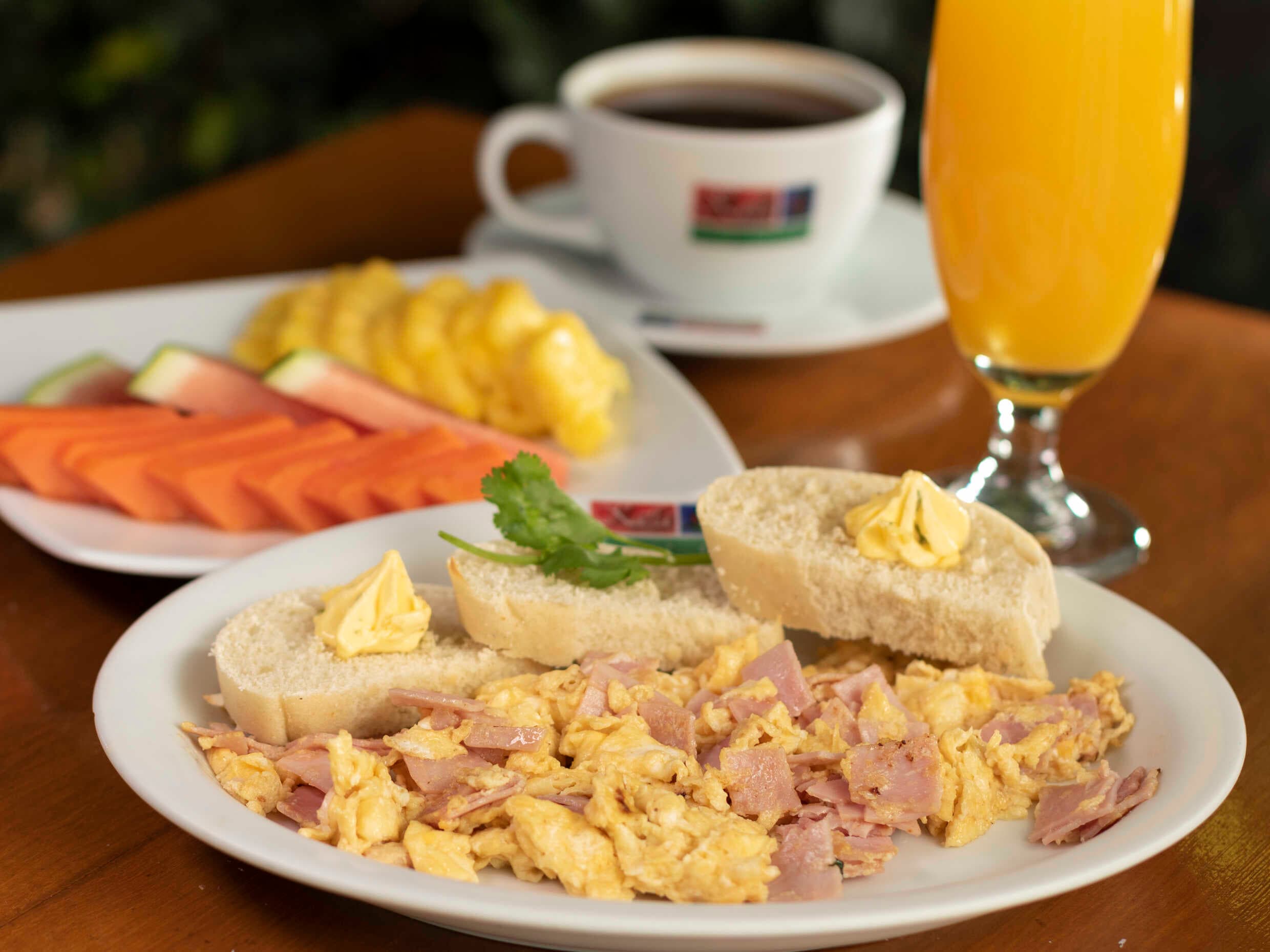 Desayuno Continental + Café