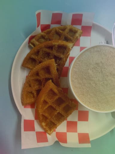 Wafle Churro con Chocolate Caliente