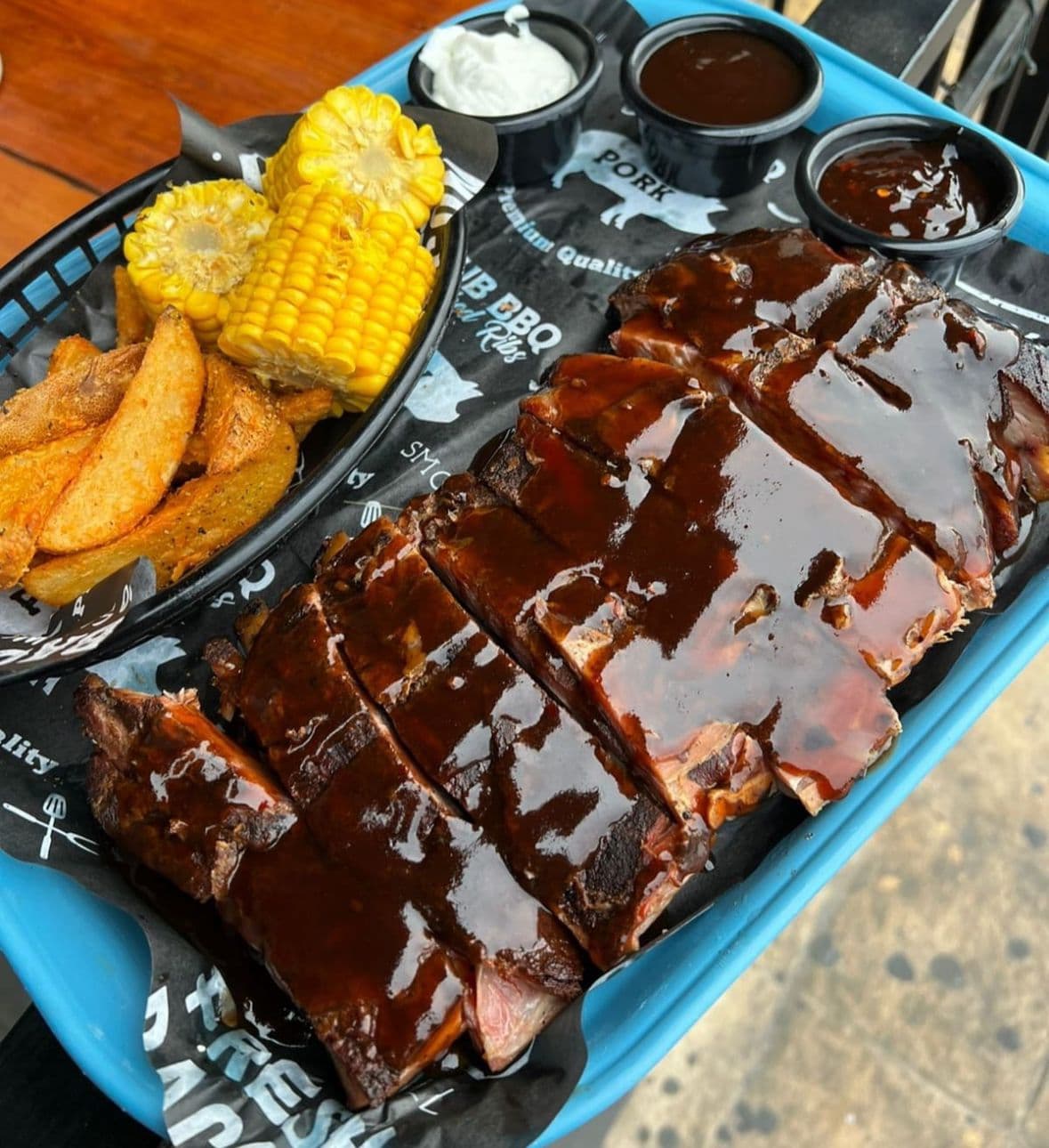 900 G Costilla Ahumada y 450 G de Papas Gajo