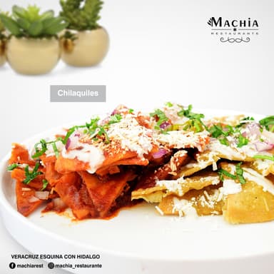 CHILAQUILES CON CHILORIO