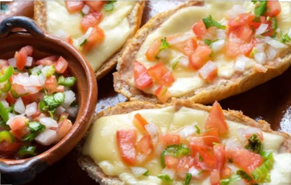 Molletes Con Jamón
