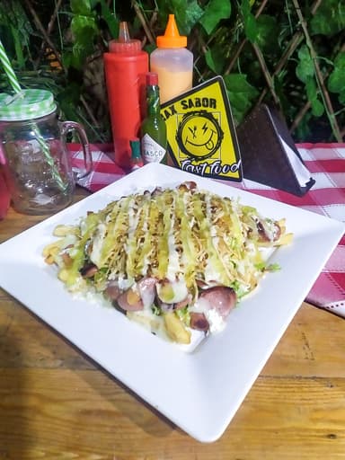 Salchipapa mixta con pollo