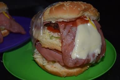HAMBURGUESA CON SALCHICHA