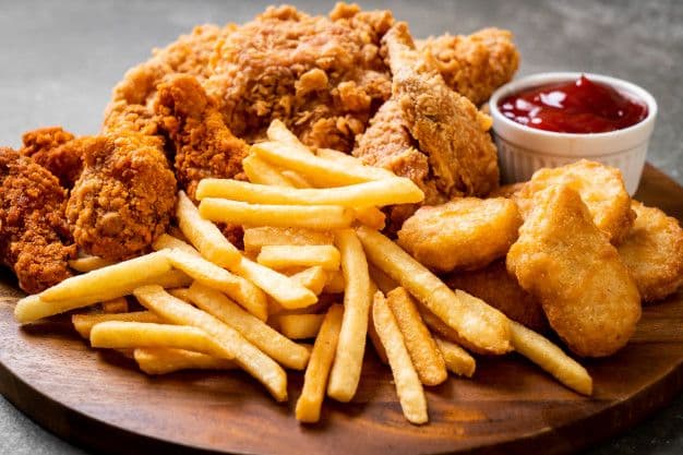 Pollo Frito con papas y ensalada.