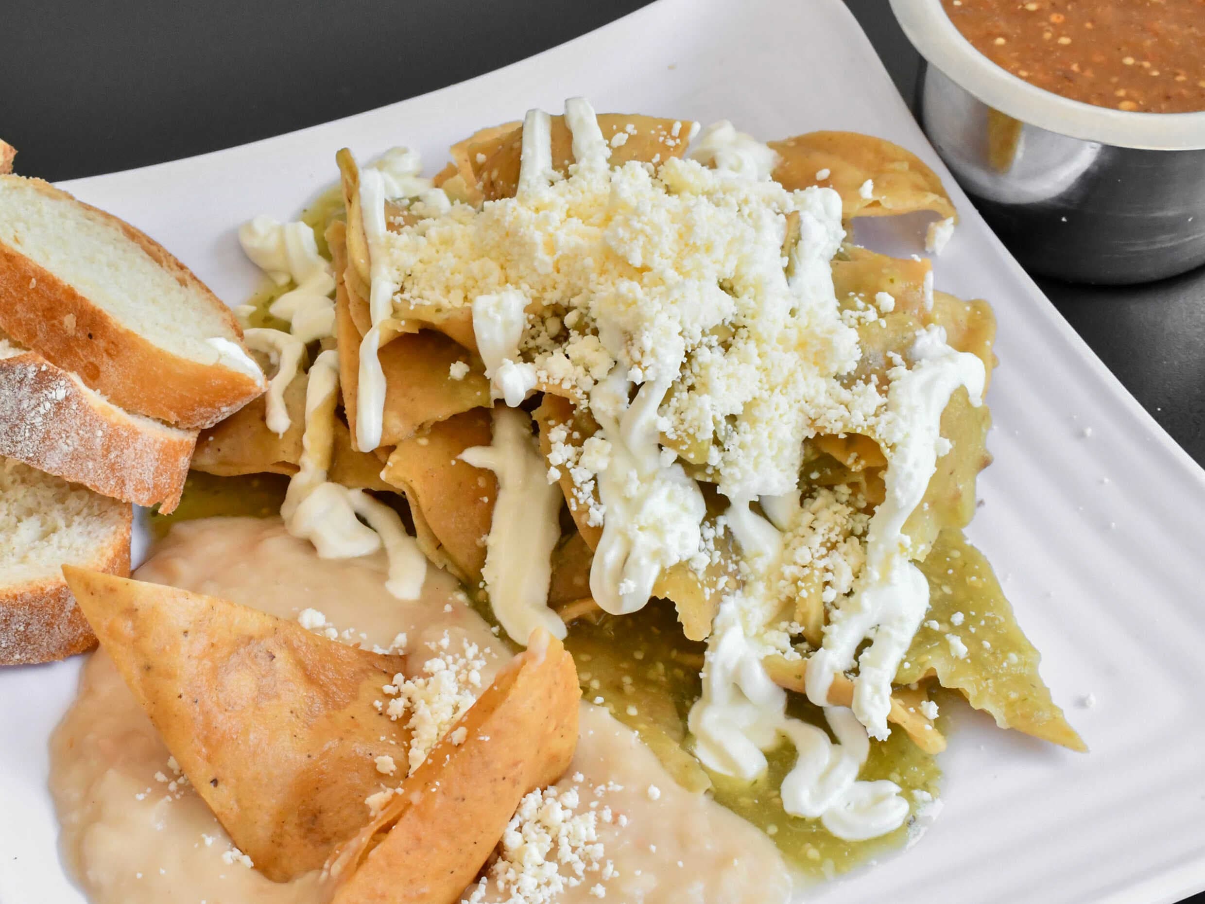Chilaquiles Bolillo Completo/ licuado