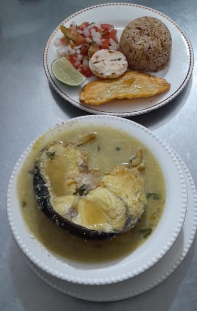 Comida con Sancocho de Bagre Pintado