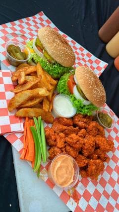 2 Hamburguesas Clásicas + 400 g Papas + Boneless