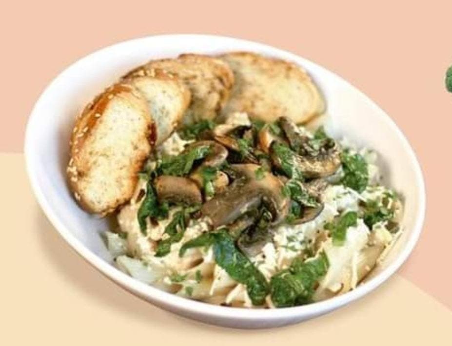 Pasta con salsa de champiñones y vegetales