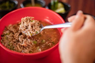 1/2 k de Birria de Res + 1/2 Litro de Consomé