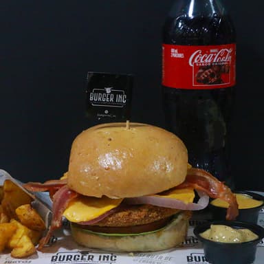 Burger Crispy Chicken Queso Tocineta +Papas+Bebida