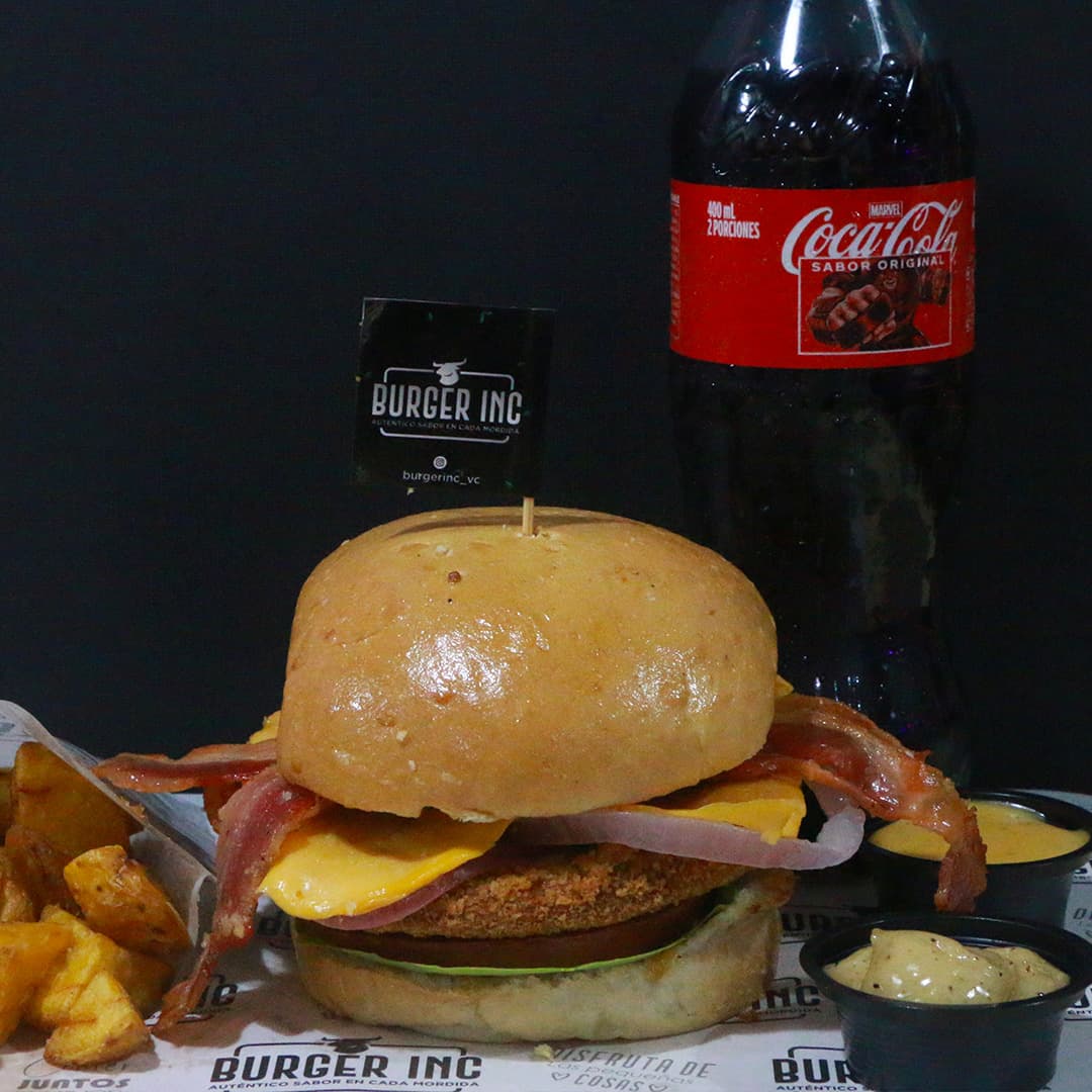 Burger Crispy Chicken Queso Tocineta +Papas+Bebida
