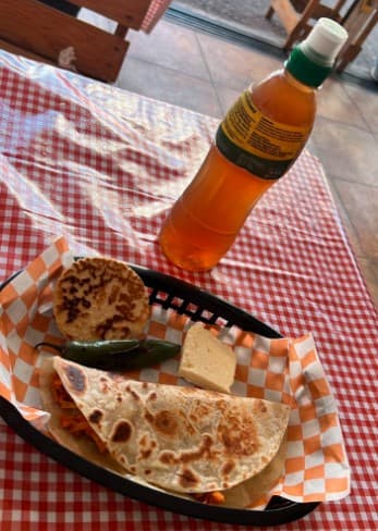 Quesadilla de Chicharron Salsa Verde