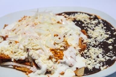Chilaquiles con Pollo y Huevos Estrellados