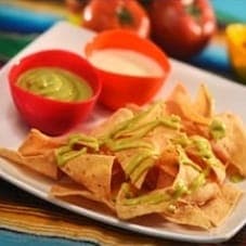 Nachos Gratinados con Guacamole y Sour Cream