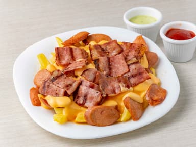 Salchipapas Chédar y Tocineta