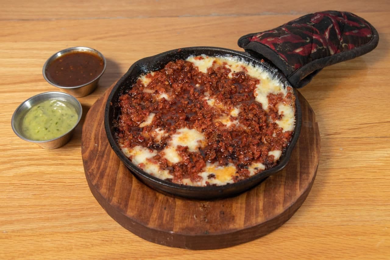 Queso Fundido con Chorizo