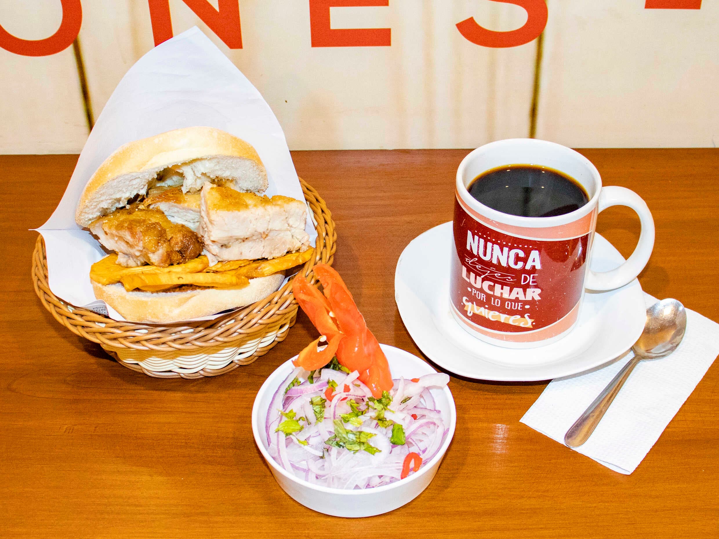 1 PAN C/ SALCHICHA + CAFE O CHICHA (250ML).