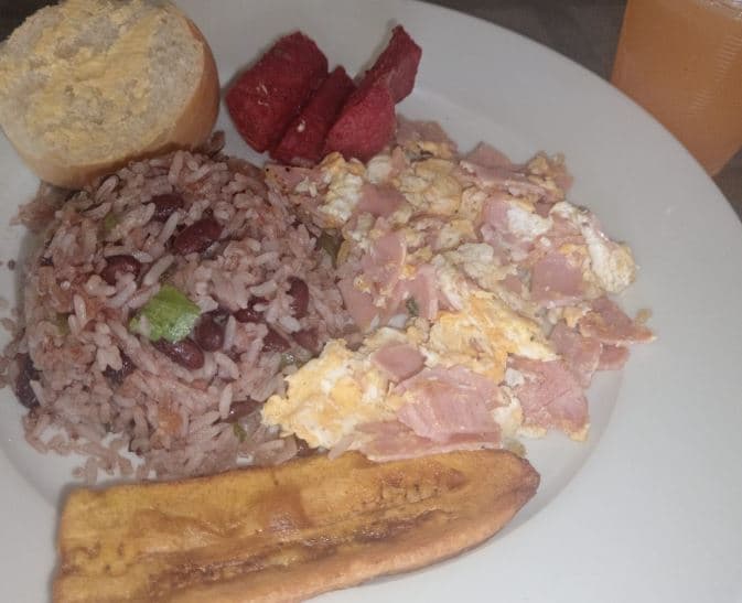 Pinto con Huevos con Jamon + Refresco de la Casa