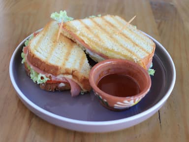 Emparedado de Jamón y Queso Manchego
