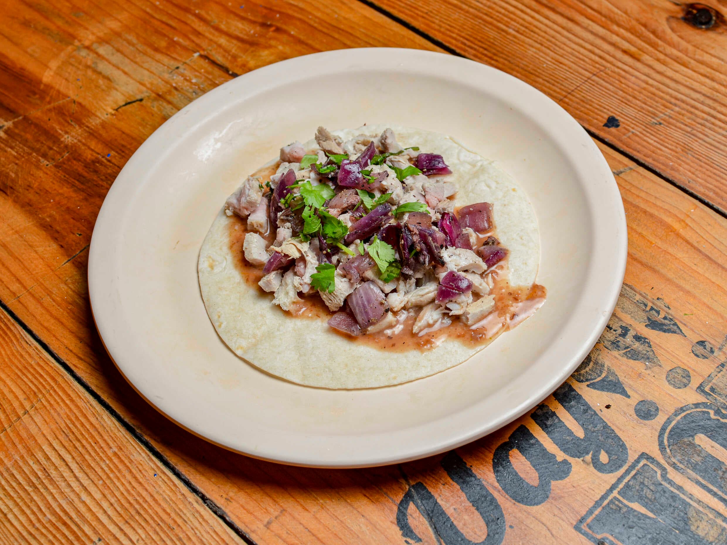 Taco de poc chuc con tortilla de harina