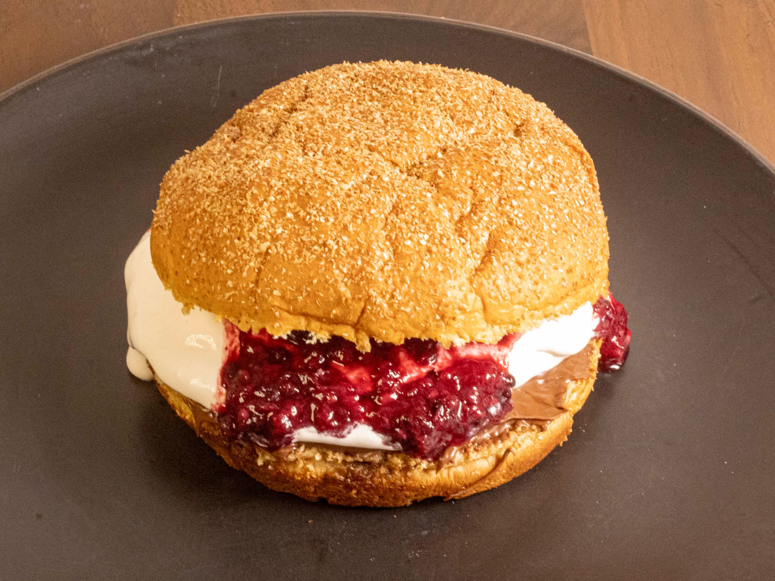 Pan Dulce Relleno de Fruta, Crema Batida y Nutella