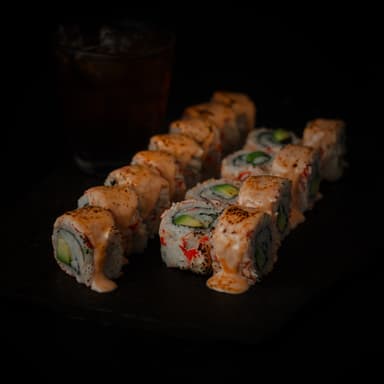 Combo 12 Bocados de Sushi + Salom Bites + Bebida