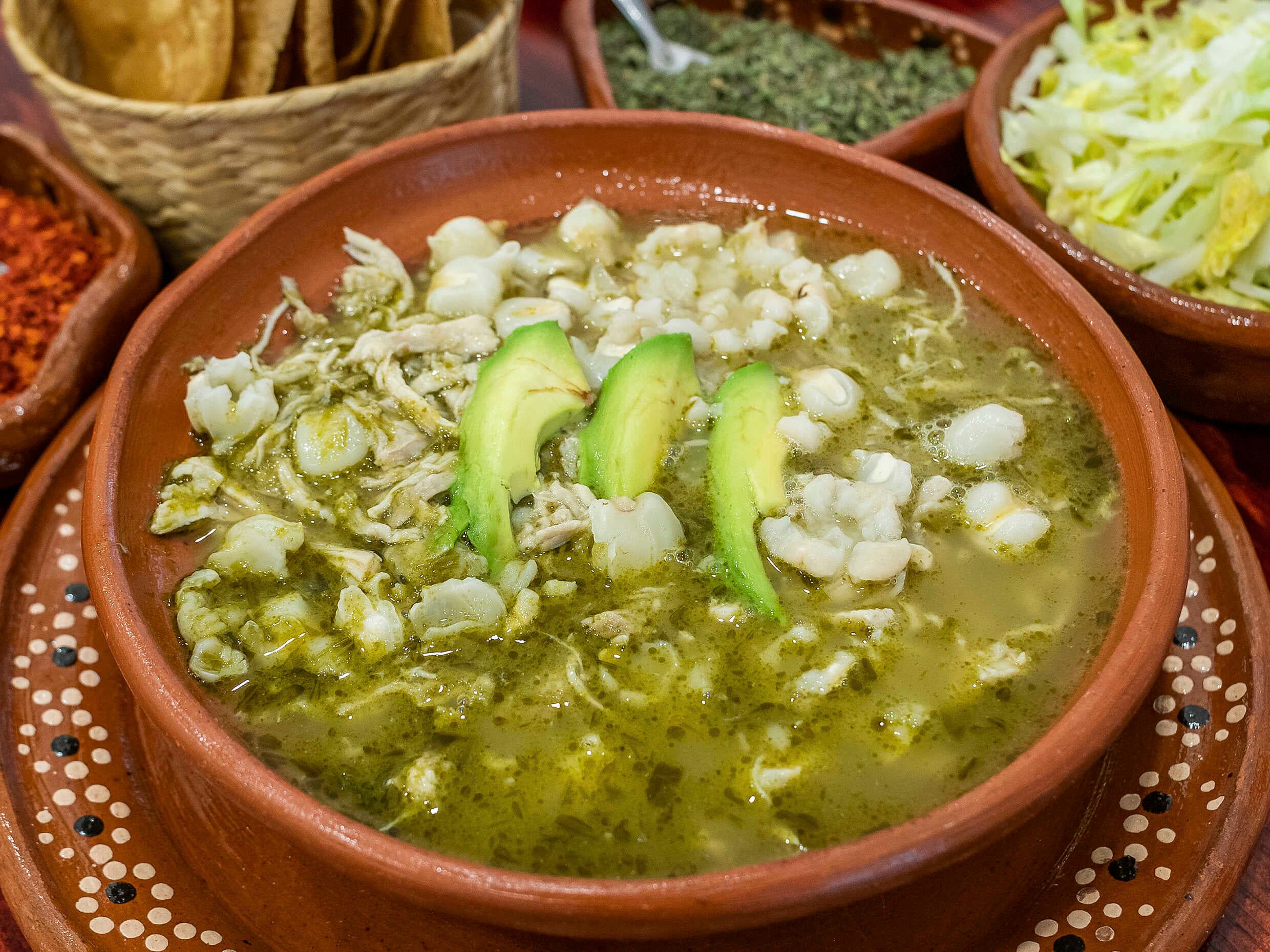 POZOLE VERDE DE POLLO MEDIO LITRO