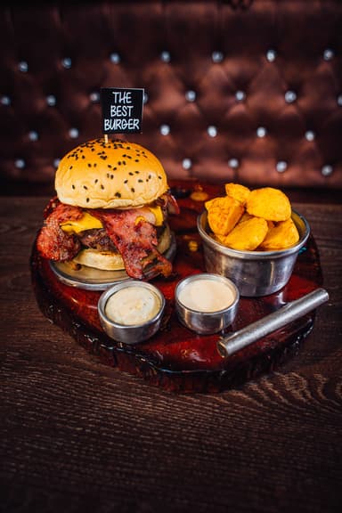 Hamburguesa con Queso, Tocineta + Papas + Cocacola