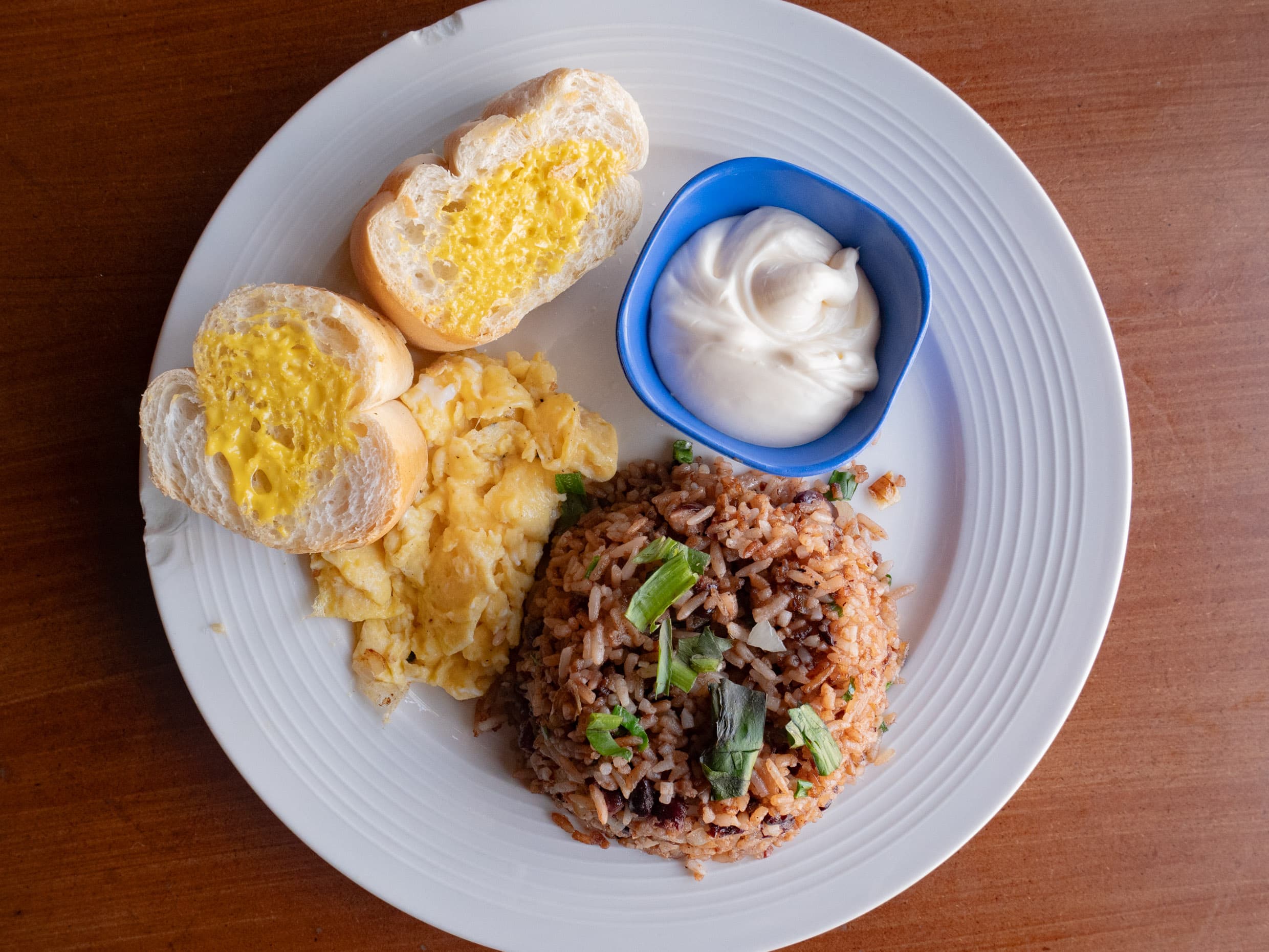 Porción Gallo Pinto (Personal) + 2 Acompañamientos