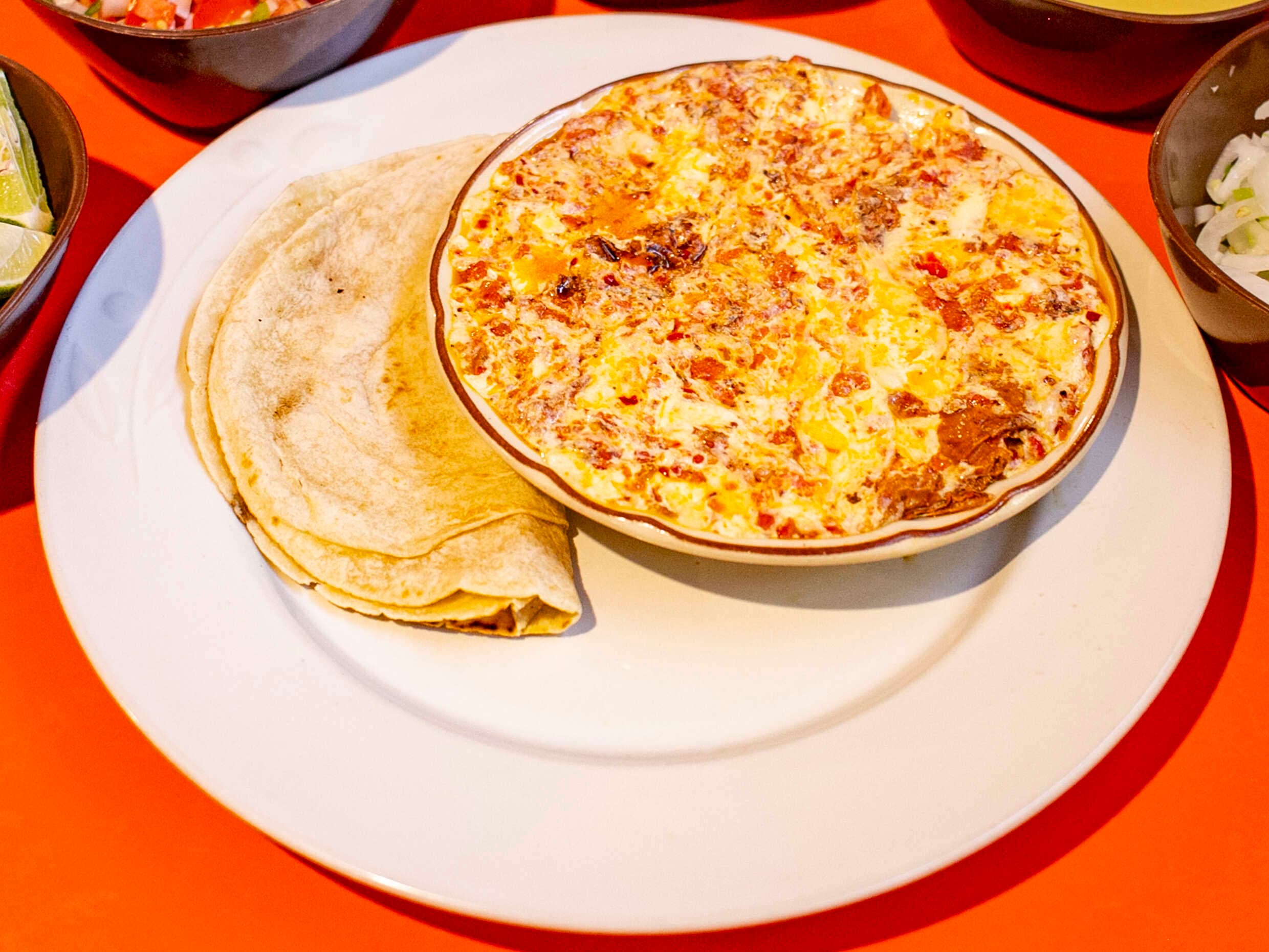 Queso Fundido con Chorizo