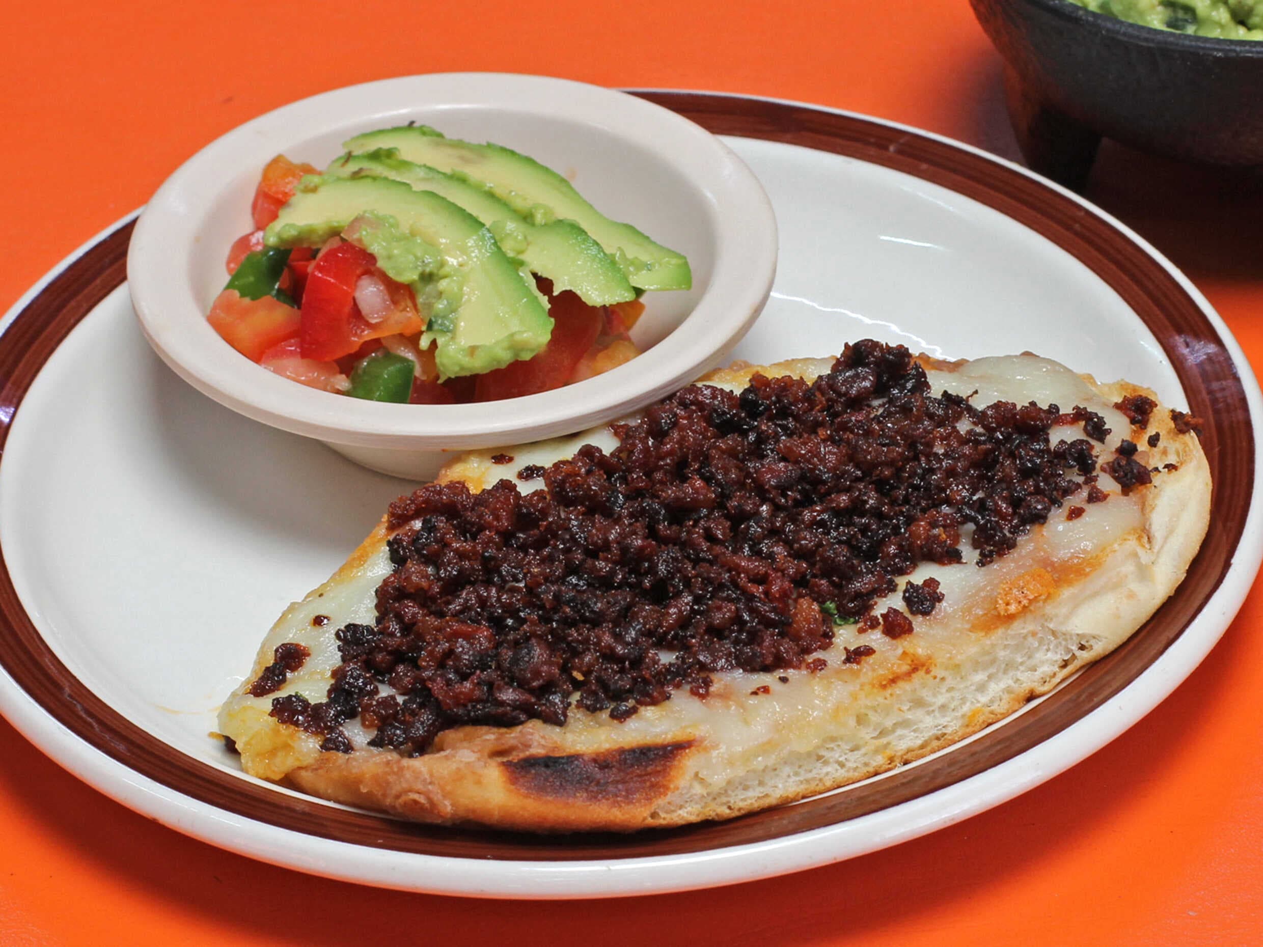 Mollete con chorizo
