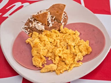 Revuelto con Jamón. (3 piezas de huevo )