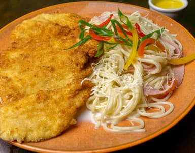 Espagueti Alfredo con Milanesa