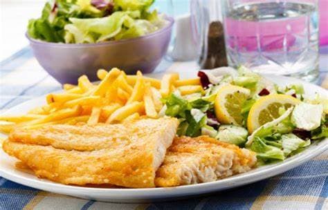 Pescado Empanizado con Papas a la Francesa