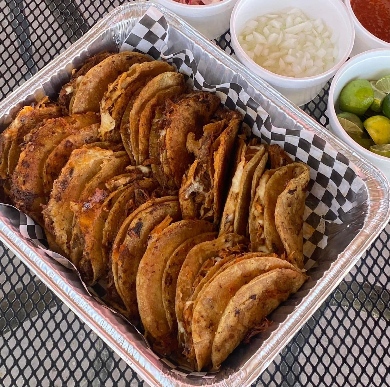 15 quesabirrias maiz + 4 consomés 8 oz