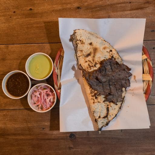 Tlayudas con Tasajo