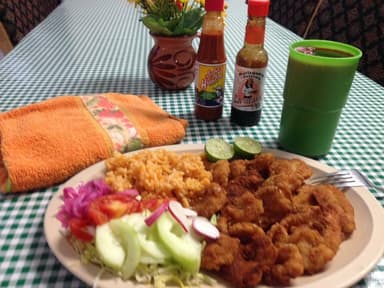 Camarones Empanizados + Agua de Sabor