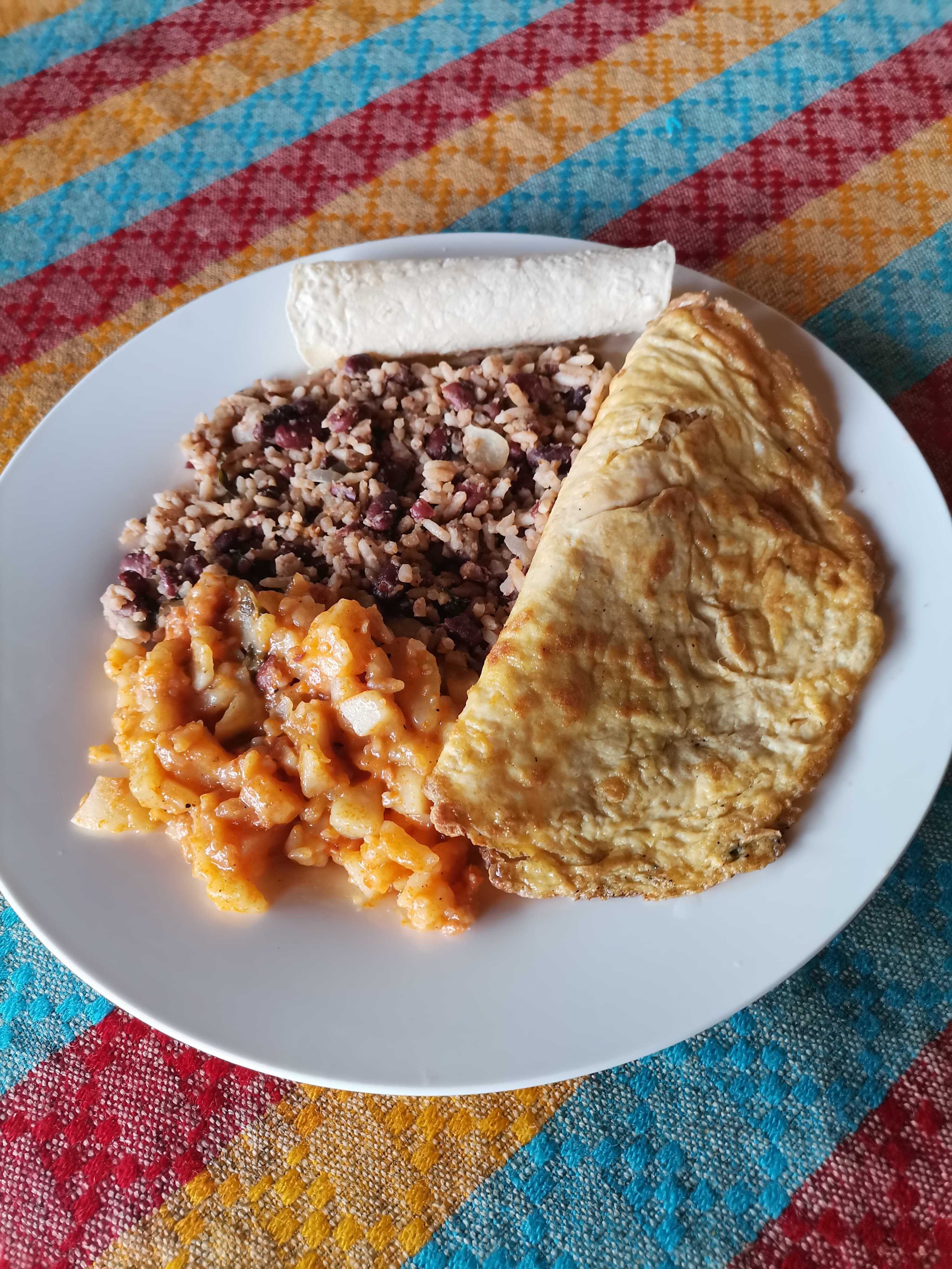 Gallo Pinto + 2 Acompañamientos